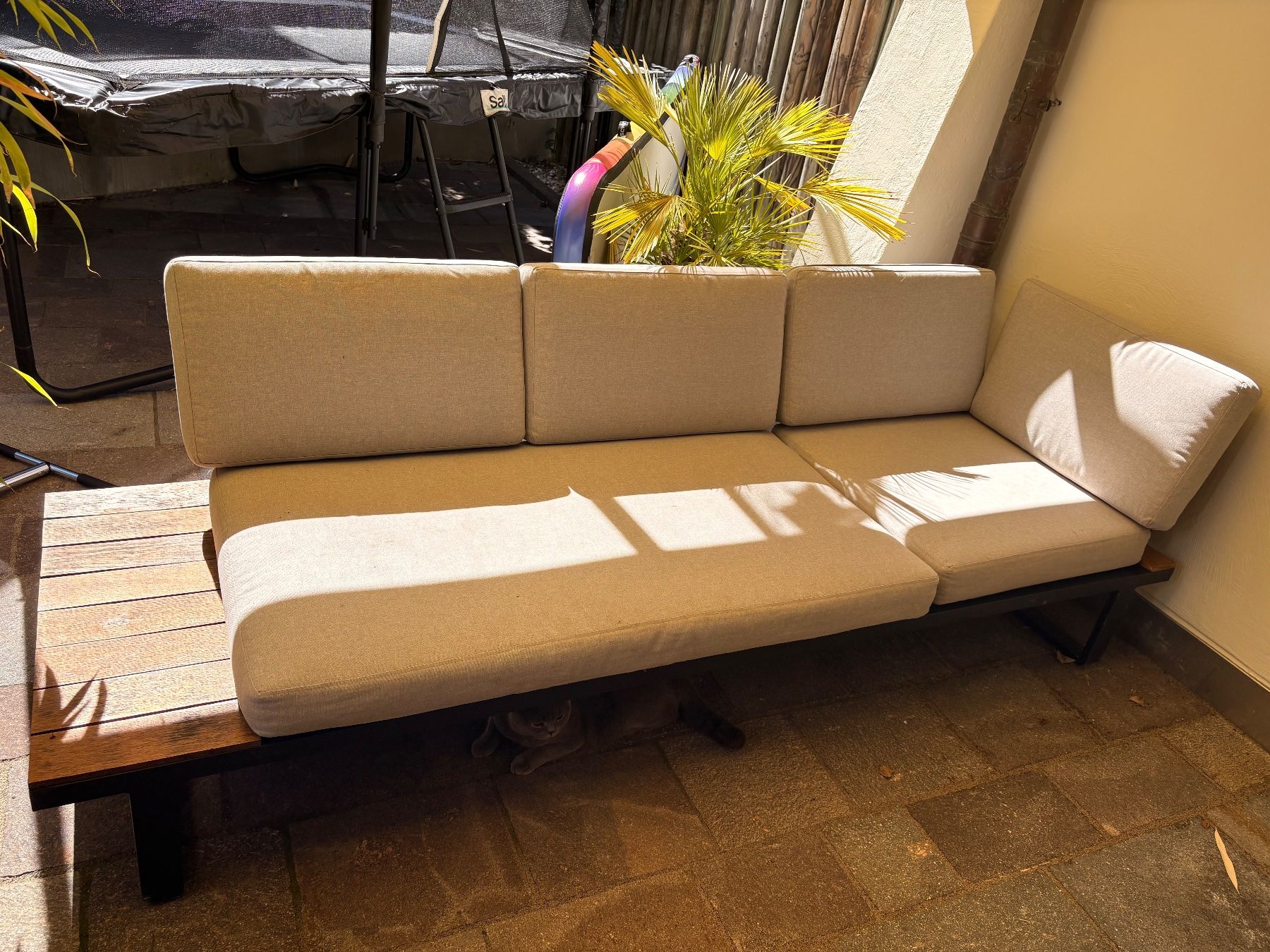 Set di tavolo e panche: Lounge Set Gartensofa mit Tisch Metall Holz hellgrau – Usato da Beckenried venduto da ell_l7pb 1