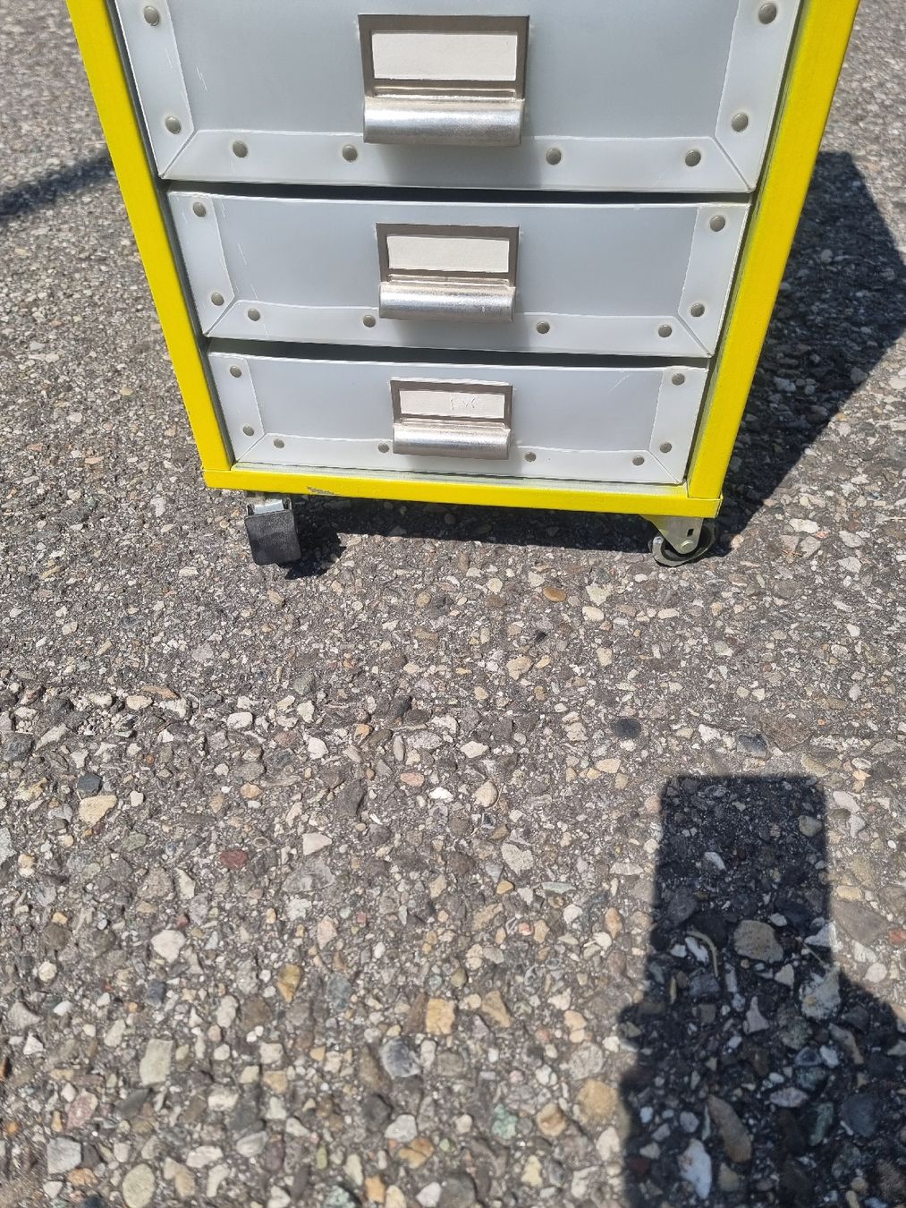 Banconi: Rollcontainer mit 8 Schubladen gelb Metall mit Rollen – Usato da Olten venduto da Mezopotamya 6
