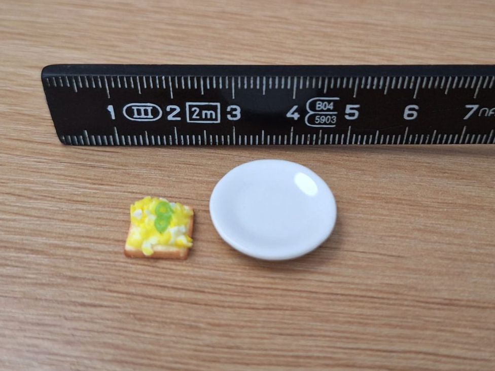 Case e mobili per bambole: Ei Schnittlauch Canape auf Keramik Teller, Handmade – Nuovo (secondo la descrizione) da Zürich venduto da HandmadeTinyFood 1