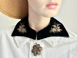 Lot von Trachtenschmuck mit Leinenbluse und Handschuhen