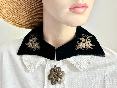 Lot von Trachtenschmuck mit Leinenbluse und Handschuhen