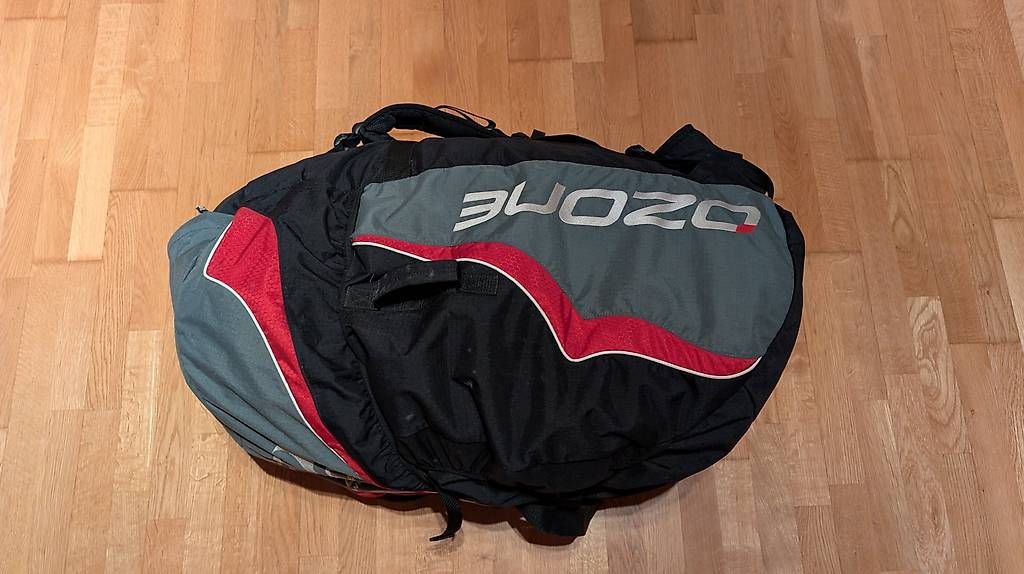 Ozone Sport dell'aria & Aquiloni: Ozone Gleitschirmrucksack 135 Liter – Usato da Innertkirchen venduto da Flir 1