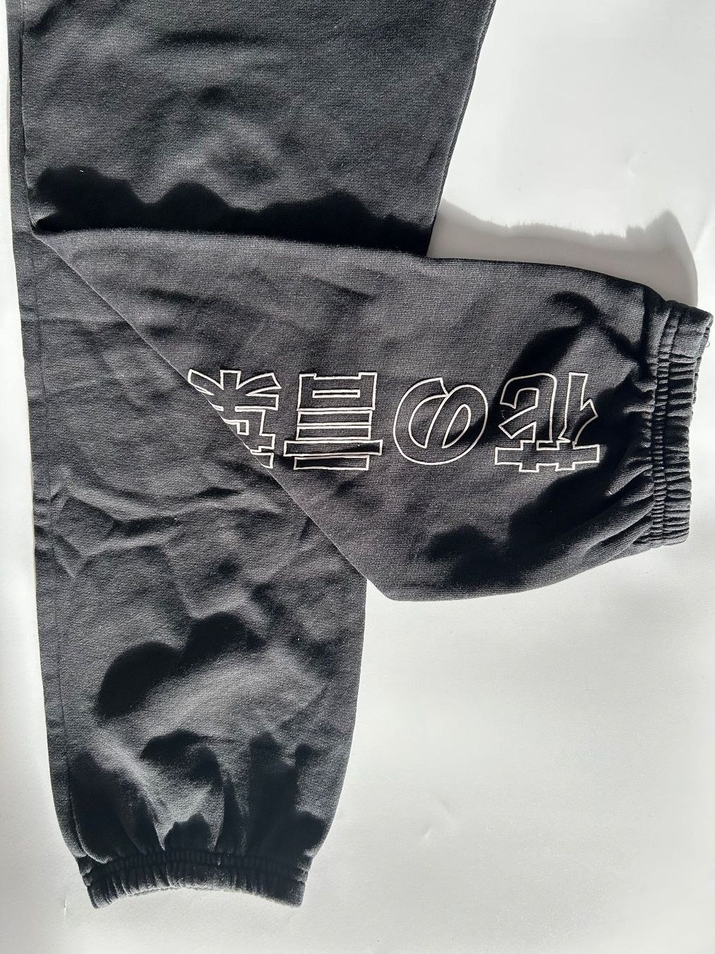 Pantaloni: Trainerhose schwarz mit Print – Nuovo (secondo la descrizione) da Frauenfeld venduto da isa_9cy7 4