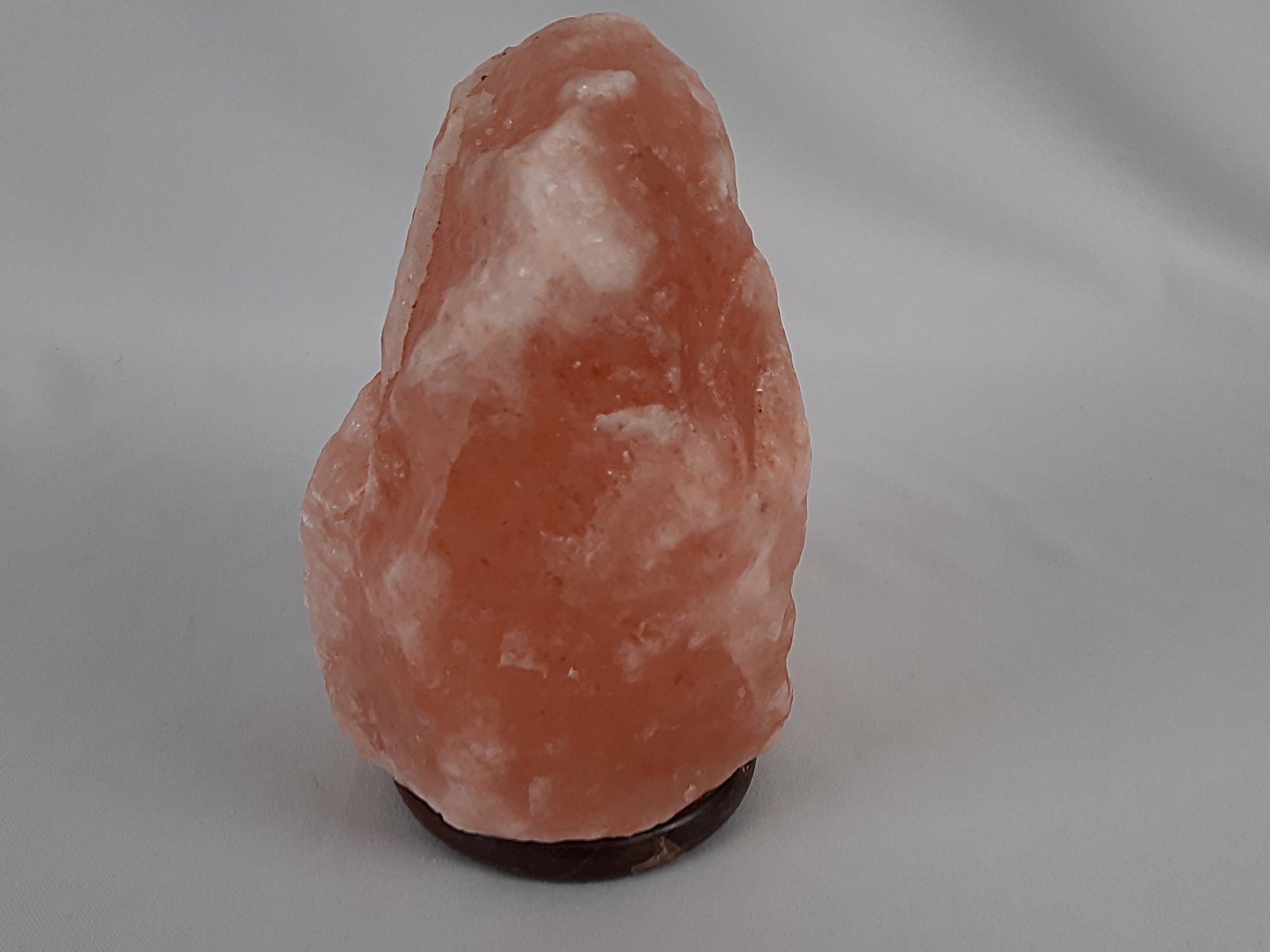 Minerali & Pietre curative: Salzsteinlampe auf einem Holzsockel – Difettoso da Beinwil am See venduto da Restwert_Beinwil