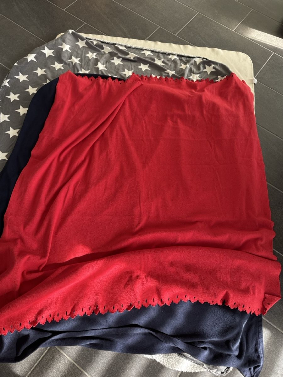 Bettwäsche: Fleece Decken Set 4 Stk. verschiedene Farben gebraucht – Gebraucht aus Birmenstorf AG von BIGD78 4