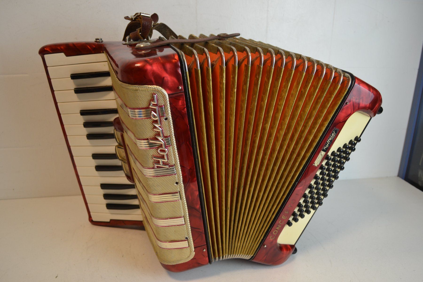 Hohner Musikinstrumente: Akkordeon chromatisch Hohner Concerto I – Gebraucht aus Zürich von Brockito 4