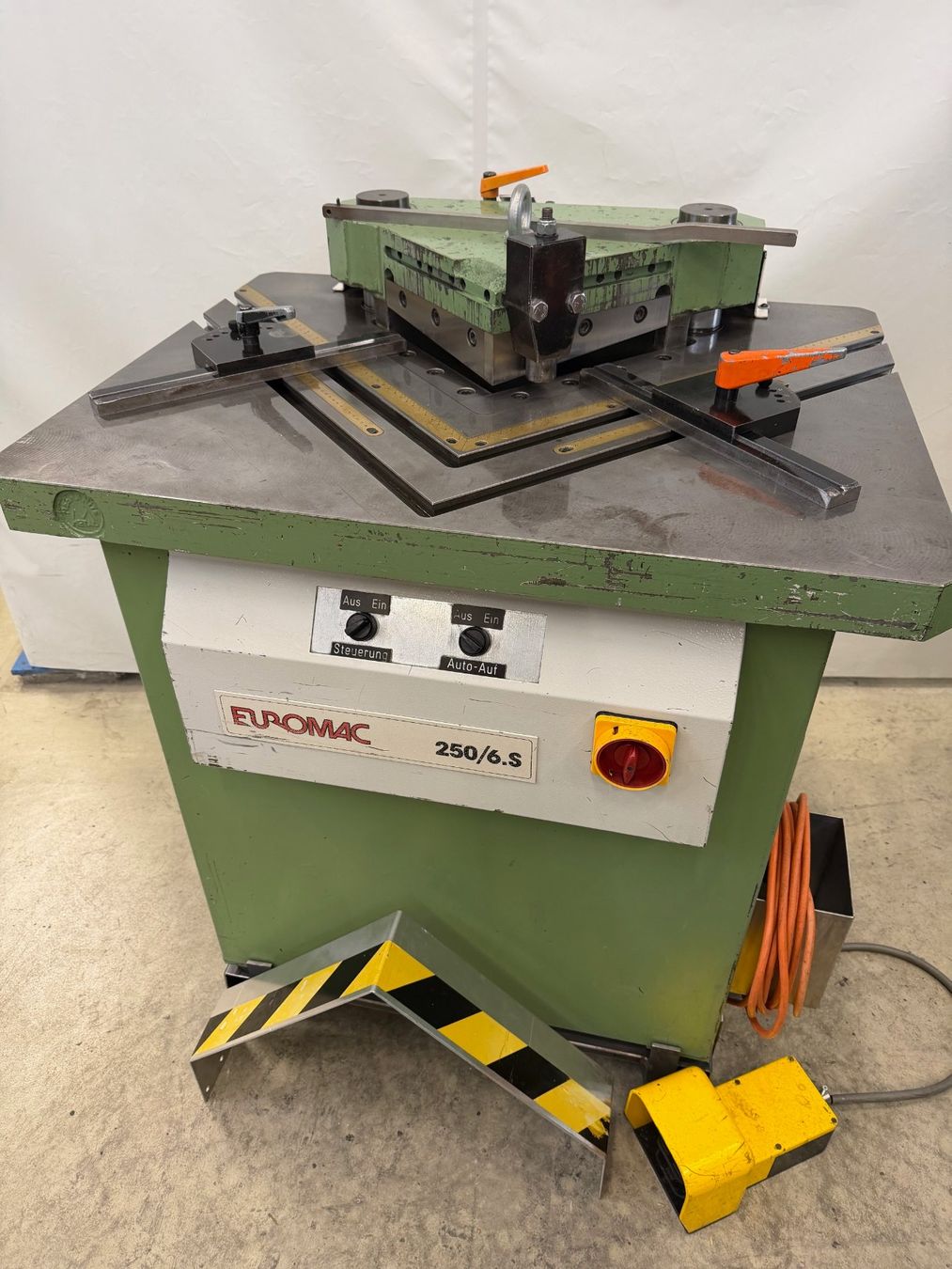 Alle Maschinen: Auklinkmaschine Euromac 250 / 6 – Gebraucht aus Lengnau AG von khuberag