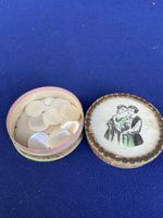 Antiquere Dose mit Knöpfen aus Perlmutt und romantischem Mot