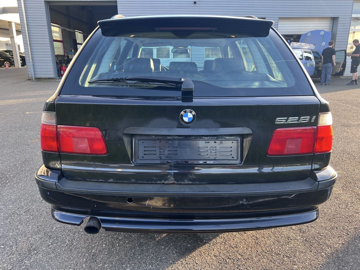 BMW Automobili: BMW 528i E39 Touring schwarz – Usato da Laufen venduto da andsan 4