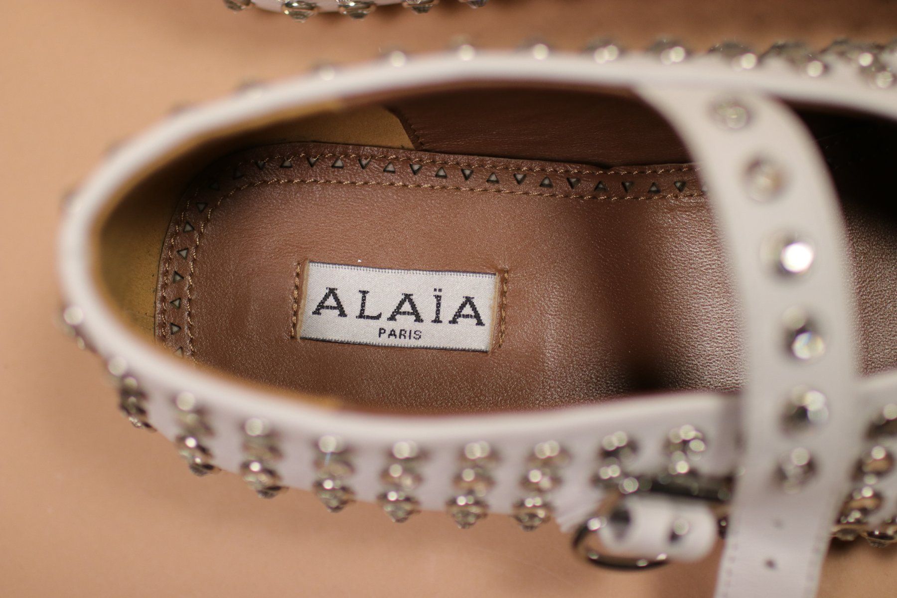 Alaia Scarpe da donna: ALAIA White Studded Ballerina - Size 39 – Usato da Hombrechtikon venduto da BAZ-Vintage 3