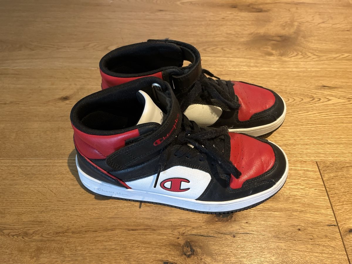 Schuhe für Jungen: Schuhe Grösse 39 – Gebraucht aus Kriens von seifeschale