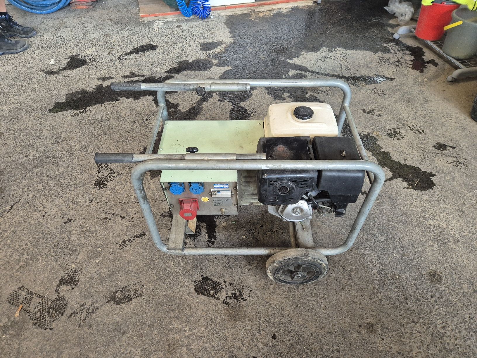 Generatori di corrente: Notstromaggregat Benzin 400 / 230V – Usato da Niederwangen BE venduto da Tonilaro 1