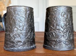 2 antike Zinnbecher mit Jagdmotiv, ev. königlich