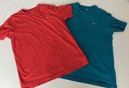 Lot de 2 t-shirts Levi's rouge et bleu taille M occasion