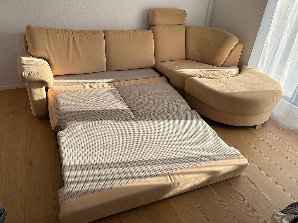 Sofas: Ausziehbare Couch mit verschiebbarem Halbmond & Lesesessel – Gebraucht aus Suhr von fin_gm2c 1
