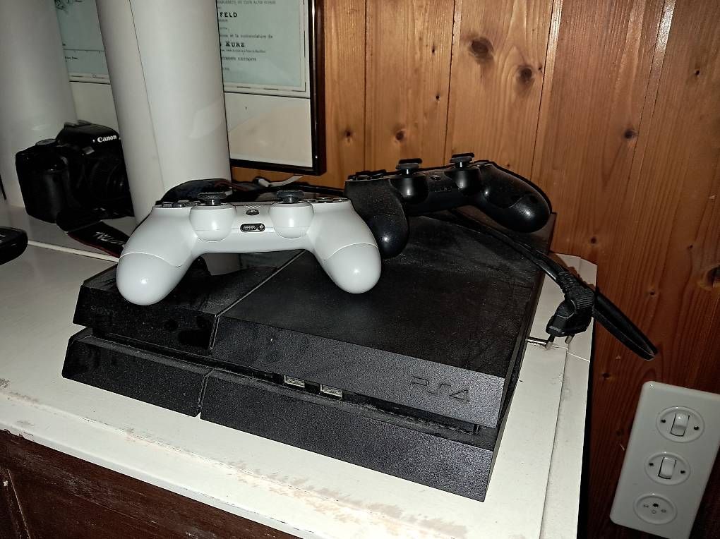 Konsolen: PS4 inkl. 2 Controller – Gebraucht aus Hagenbuch ZH von rfa_k9ks 1