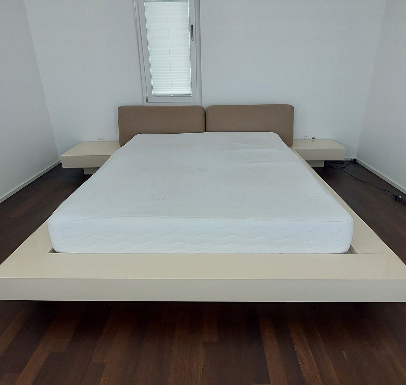Lits: Design Doppelbett, vanillefarben, Einzelanfertigung – D'occasion à Altendorf par Markus049