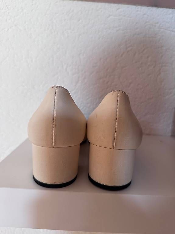 Chanel Chaussures femmes: CHANEL TWO-TONE PUMPS SIZE 40 – D'occasion à Zürich par amber123 3