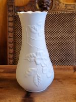 Kaiser Vase Biskuitporzellan Relief 24 cm