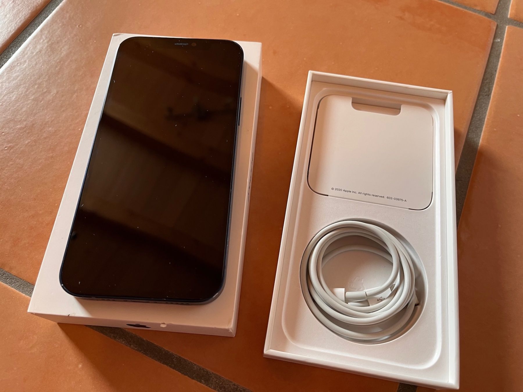 Apple Telefoni cellulari / Smartphones: Apple iPhone 12 bleu 128GB – Usato da Eclépens venduto da meegogeem
