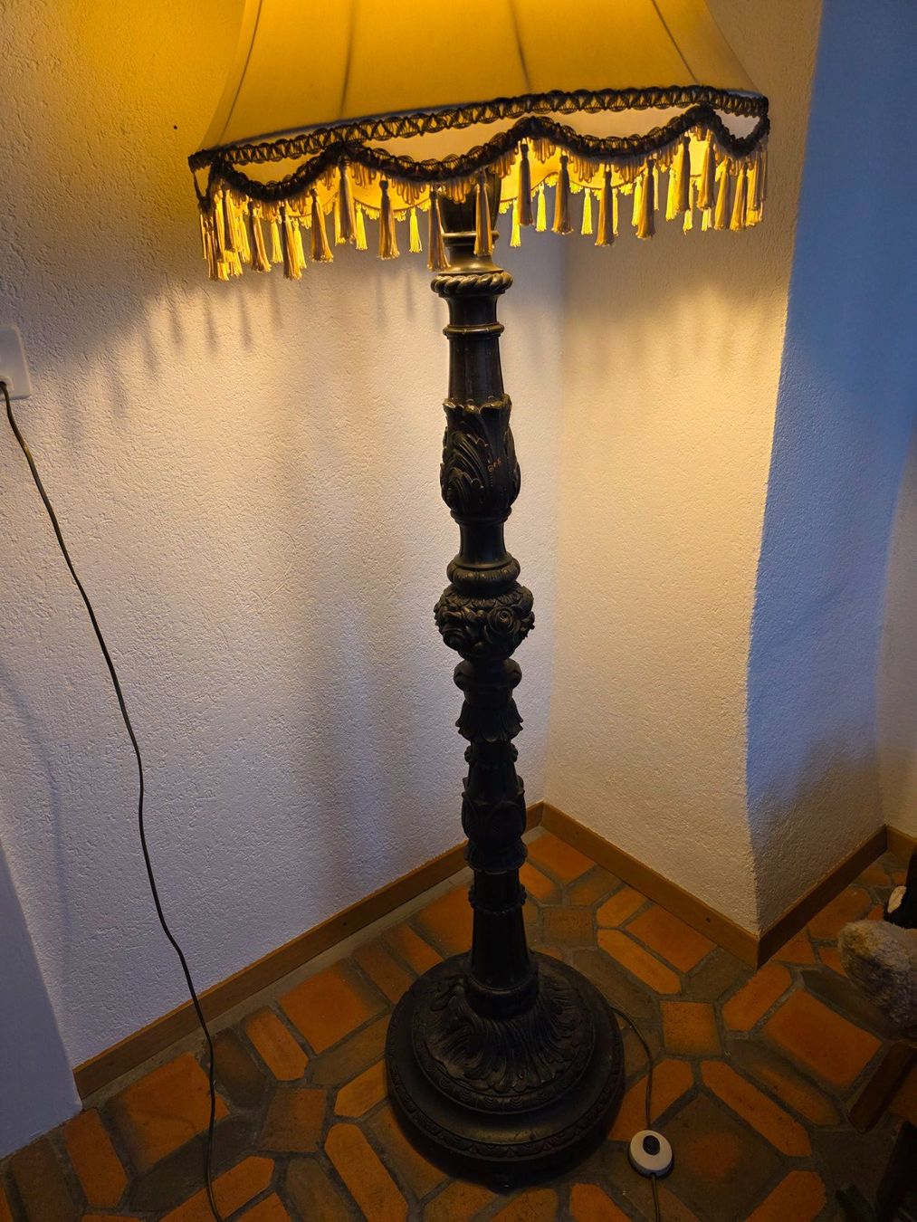 Lampes: robuste antike Ständerlampe Leuchte Schirm Stehlampe Lampe – D'occasion à Walterswil BE par Lonitti 5