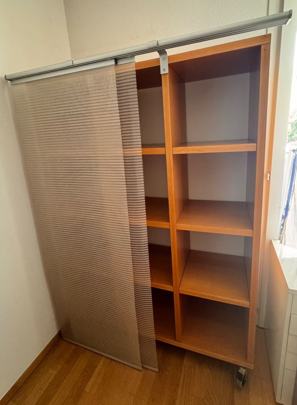 Scaffali: Stabiles Holzregal auf Rollen mit Schiebevorhang – Usato da Baar venduto da 001loulou 4