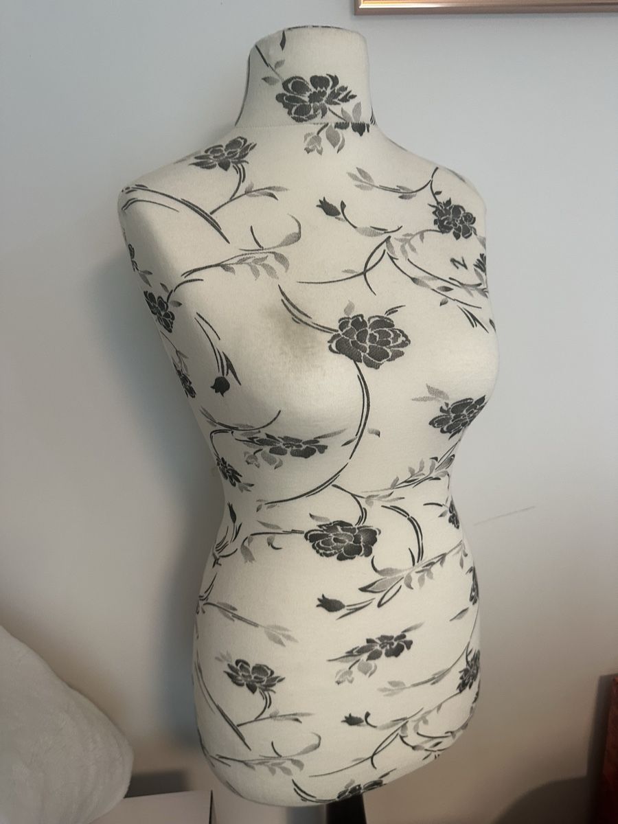 Ladenausstattungen & Messebau: Mannequin floral pattern adjustable height good condition – Gebraucht aus Dietlikon von DimitraS