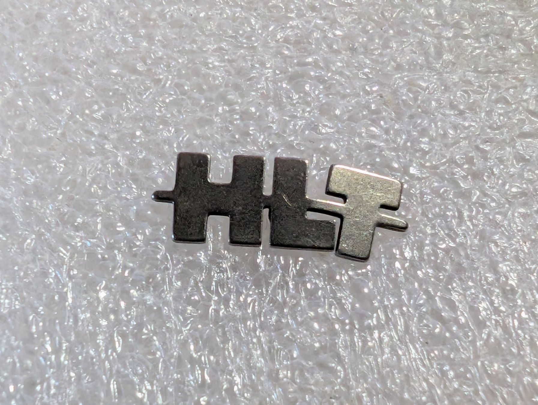Placchette & Badge: Ansteckpin 228: HLT – Usato da Oppligen venduto da Pin-Fall-Shop