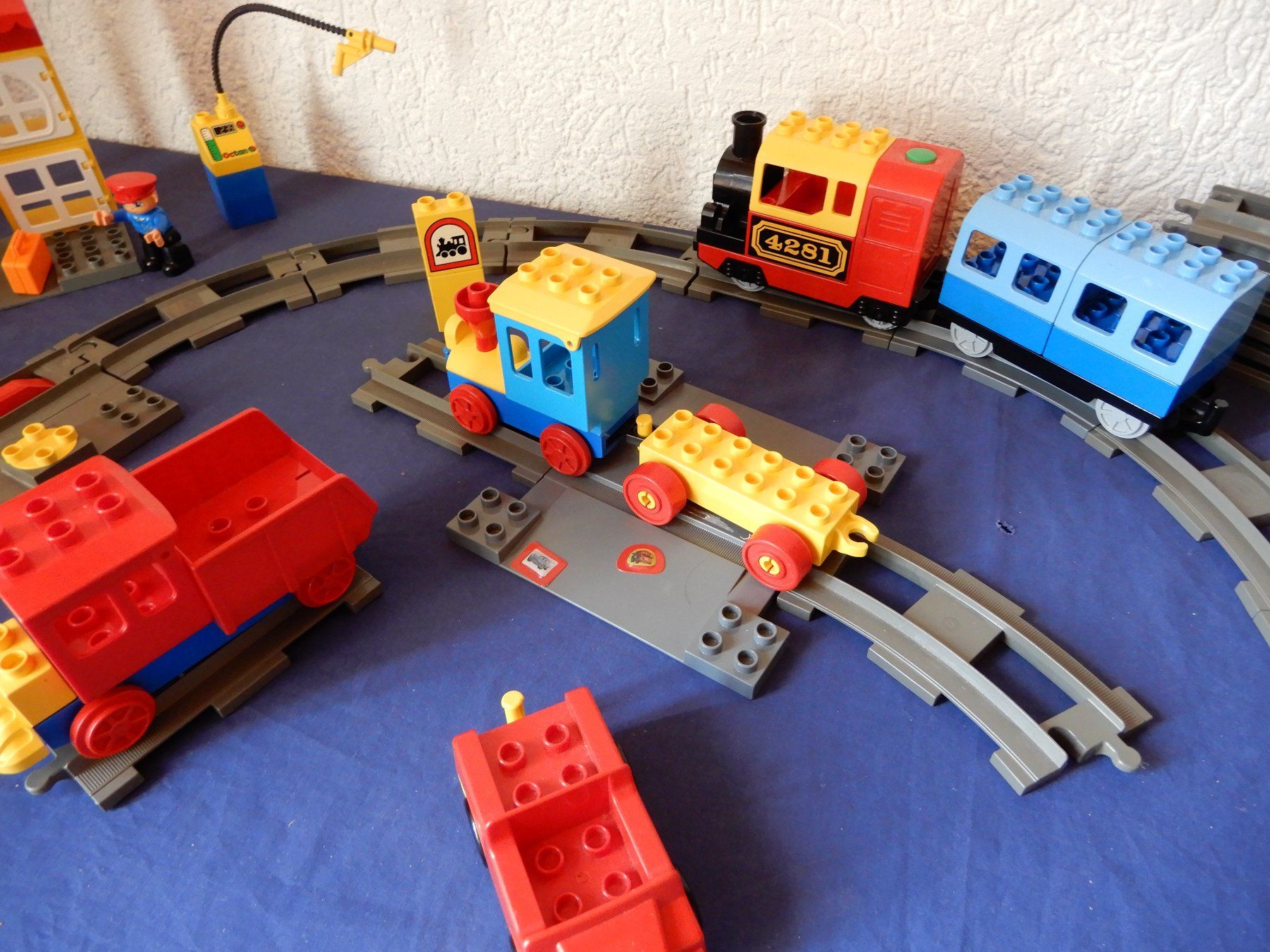 Lego Kit di costruzioni: DUPLO Eisenbahn mit E-Lok 5135, Bahnhof, Schiebezug, Auto – Usato da Senèdes venduto da tintinette43 8