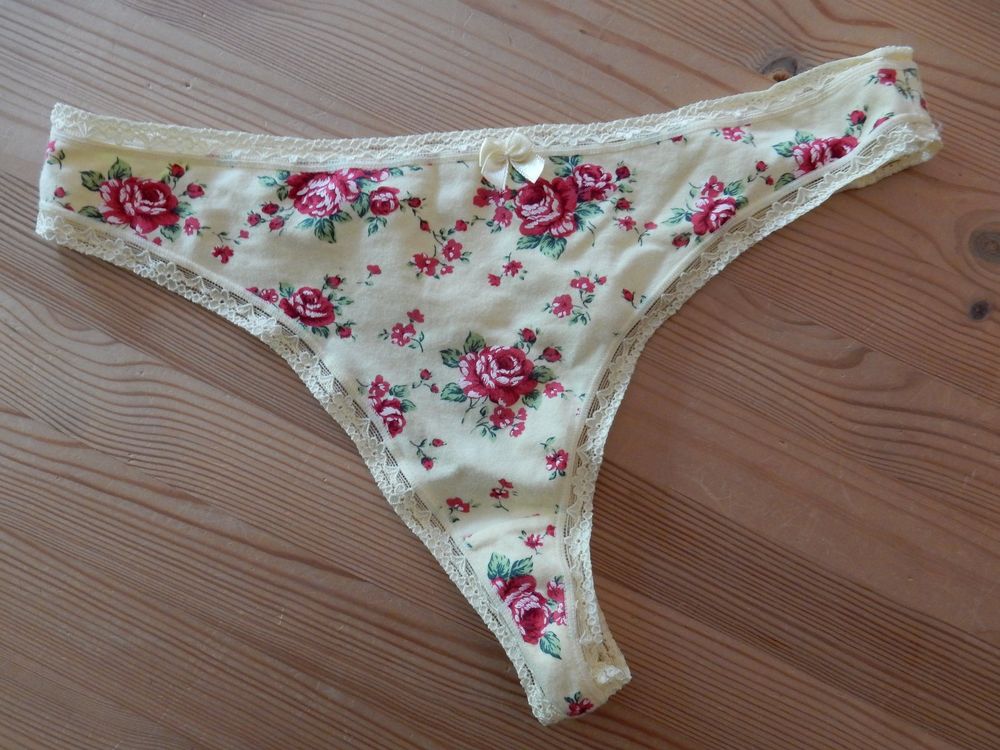 KAMACA Landhaus Tischdecke „Rosen Romantik“ – 100% Baumwolle, Mit Rosenmuster, Maschinenwaschbar (Creme/Blau)