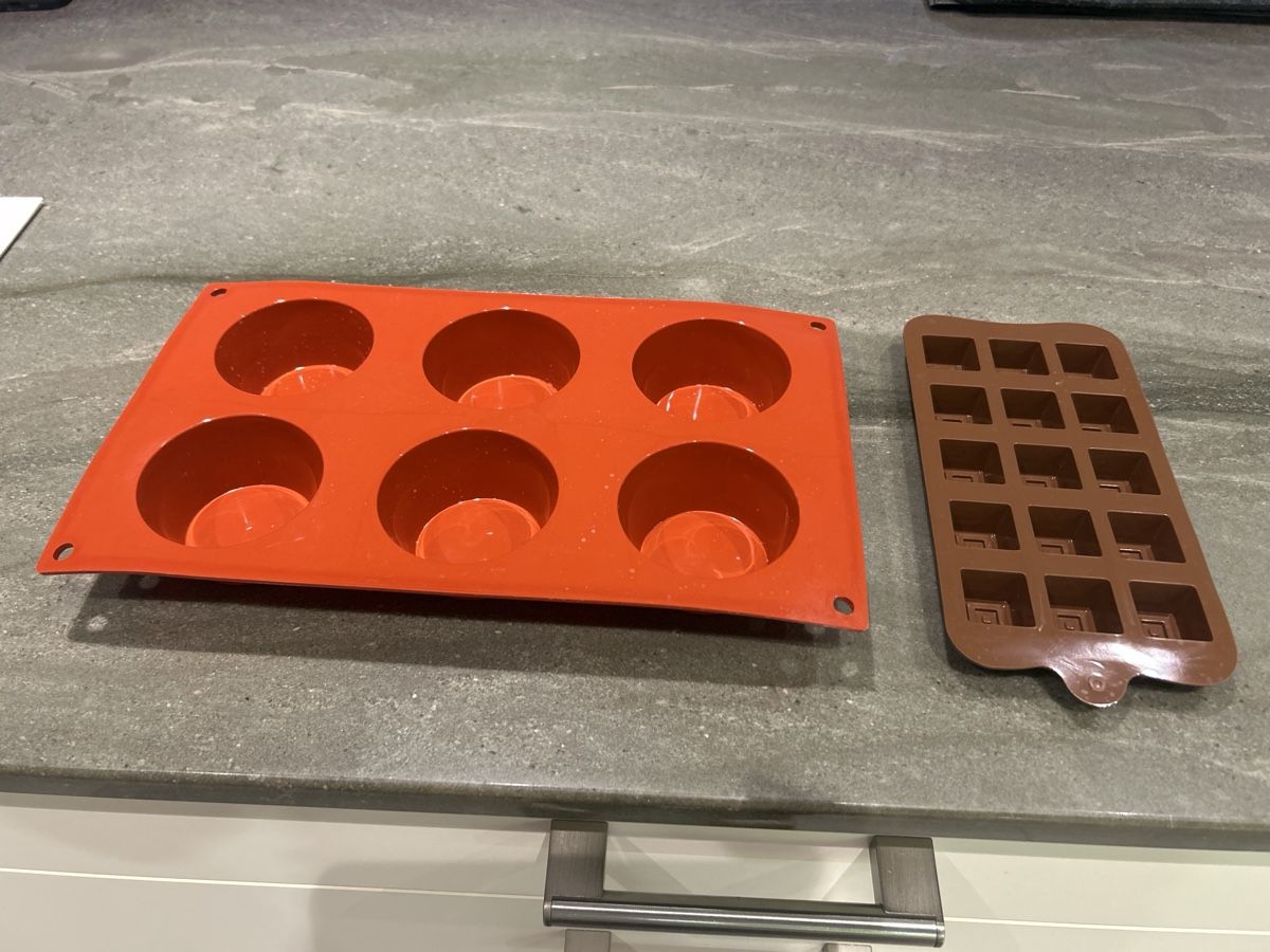 Teglie da forno: Silikonformen für Muffins / Pralinen – Usato da Ehrendingen venduto da 86FM