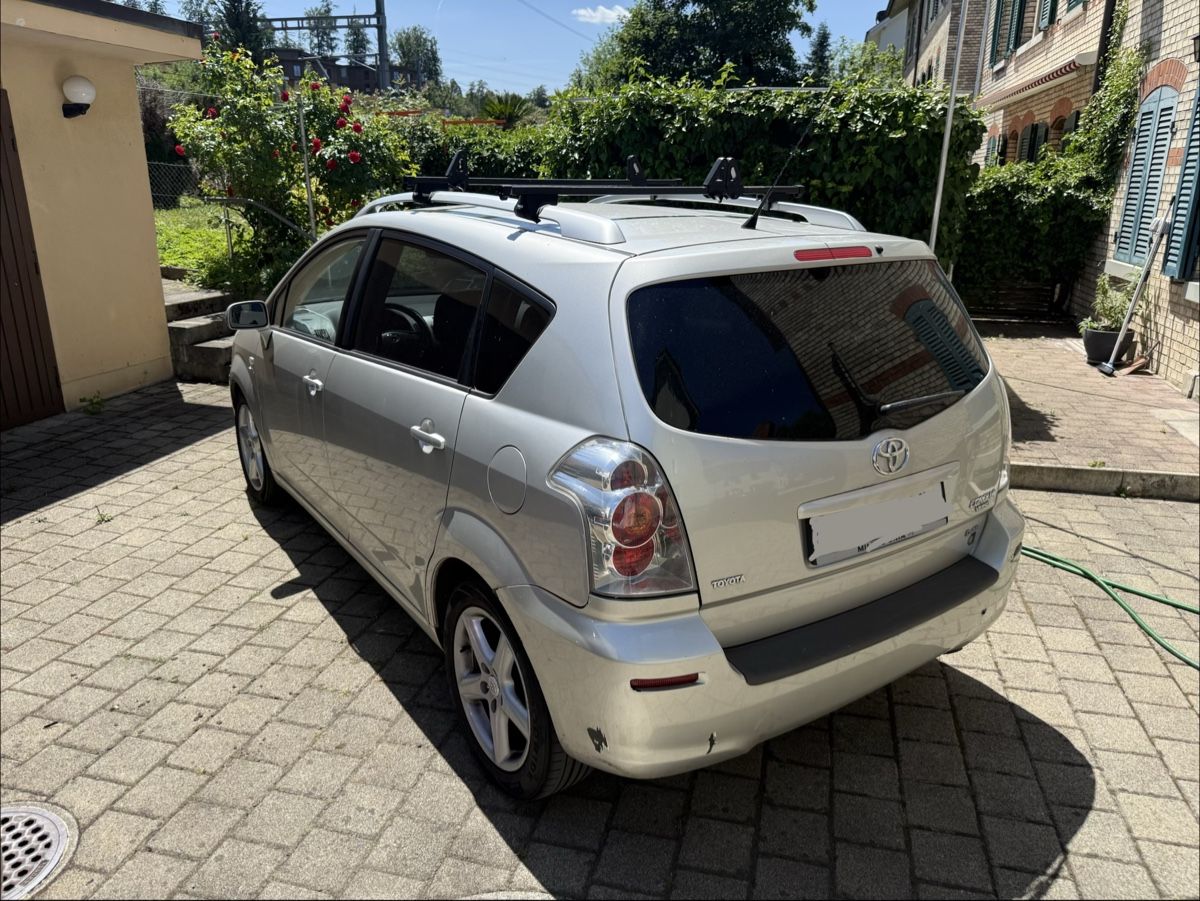 Toyota Automobili: Toyota Corolla Verso 2.2 diesel  – Usato da Winterthur venduto da ole.demetr 3