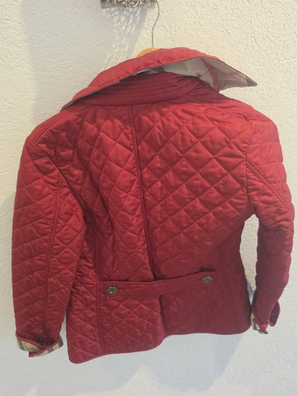 Burberry Giacche: Burberry Brit gesteppte Jacke rot Orginal  – Usato da Wolfertswil venduto da Antiko 2