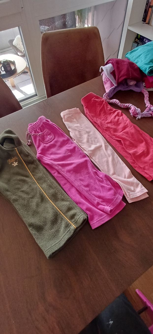 Kleiderpakete & -sets: Madchen grosse packet gr.98/104 – Gebraucht aus Riniken von Lessy- 1