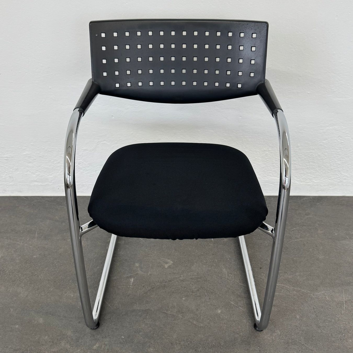 Vitra Sedie: Vitra Visavis Freischwinger - Schwarz-Chrom – Usato da Schönenwerd venduto da mcofficeshop
