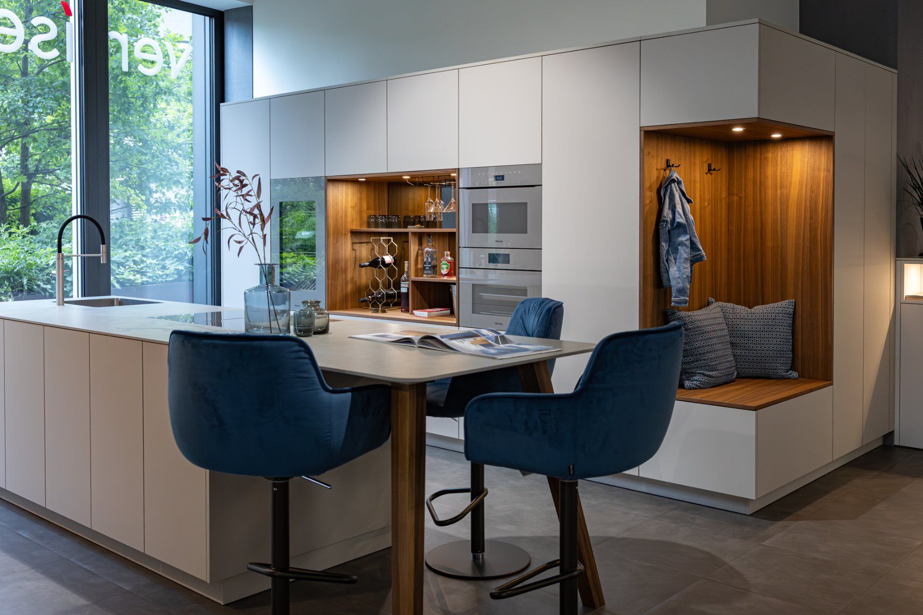 Cucine complete: Veriset Ausstellungsküche Grifflos mit Servodrive – Usato da Pratteln venduto da Veriset_NORD