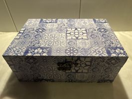 Schöne dekorative blaue Schatulle