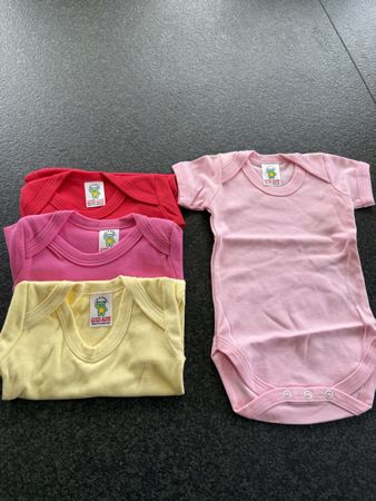 Baby-Body 4er Set Baby Grösse 62/68 neuwertig