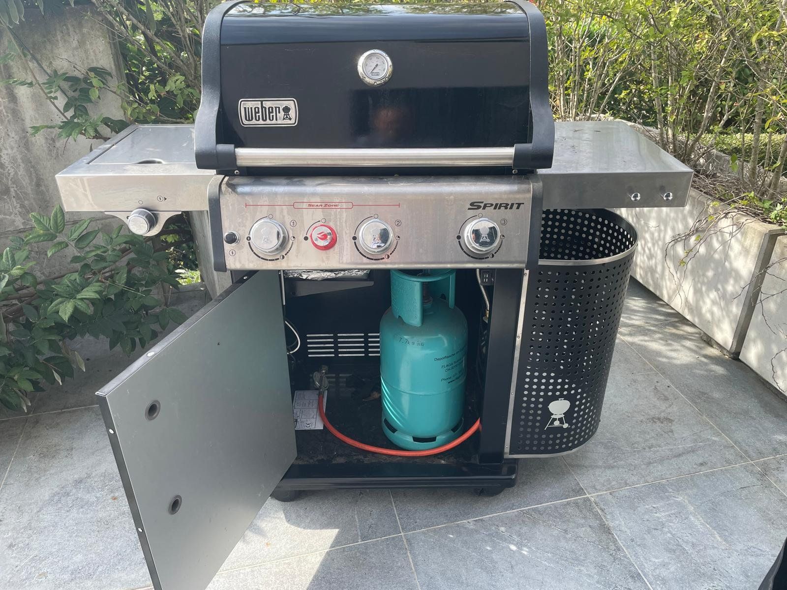 Weber Grills: Weber gas BBQ with cover – Gebraucht aus Givrins von alanhamer 1