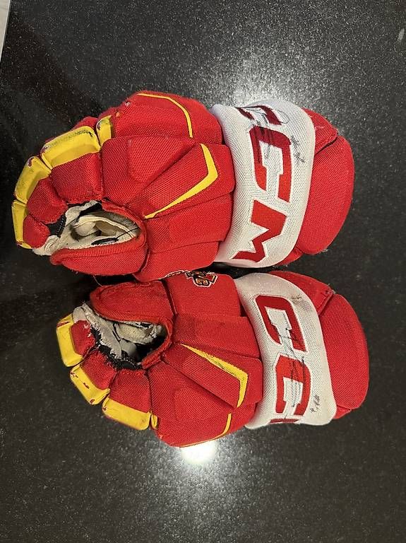 Ccm Altri accessori da uomo: CCM Eishockeyhandschuhe EHC Biel-Bienne Gameworn – Usato da Hermrigen venduto da seguin_9 1