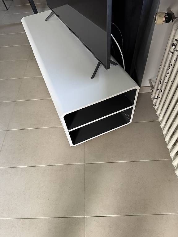 Mobili TV: TV-Board / Lowboard  Weiss/dunkelgrau CHF 50 VB – Usato da Kreuzlingen venduto da kev_595t 2