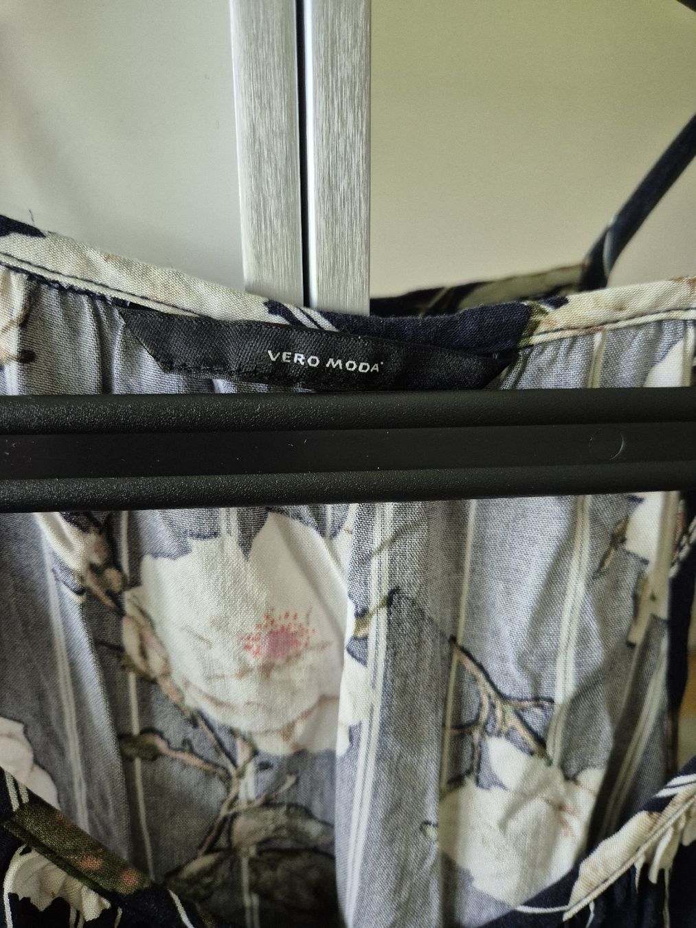 Vero Moda Kleider: Vero Moda Sommerkleid, Blumenmuster, Grösse 40 – Gebraucht aus Goldach von nikkaaa 3