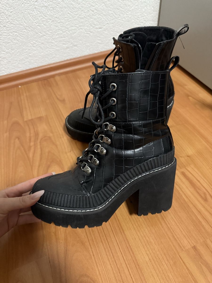 Scarpe da donna: Schwarze Schnürstiefel mit Absatz, Grösse 38 – Usato da Zug venduto da Kiki99 1