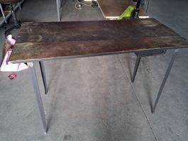 Robuster Vintage-Tisch, Metall mit Schublade, ideal fürs Bür