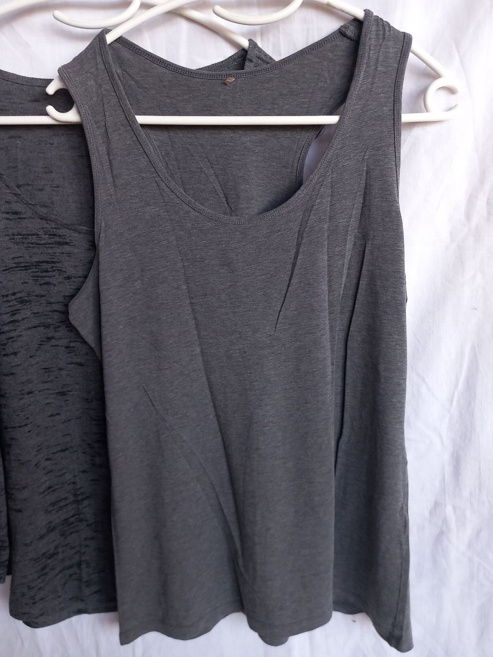 Top: Lot de 3 débardeurs gris Taille M – Usato da Faoug venduto da per_kp6r 2