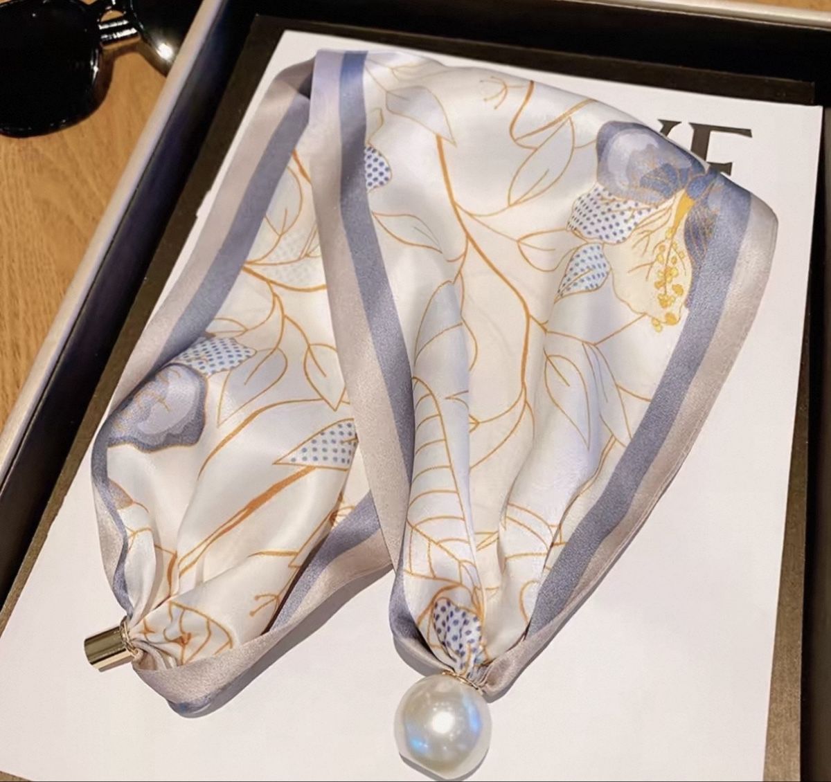 Foulard & Sciarpe: new 100% silk scarf with magnet pearl button with gift pack – Nuovo e nell'imballaggio originale da Basel venduto da 550_ckp6 2