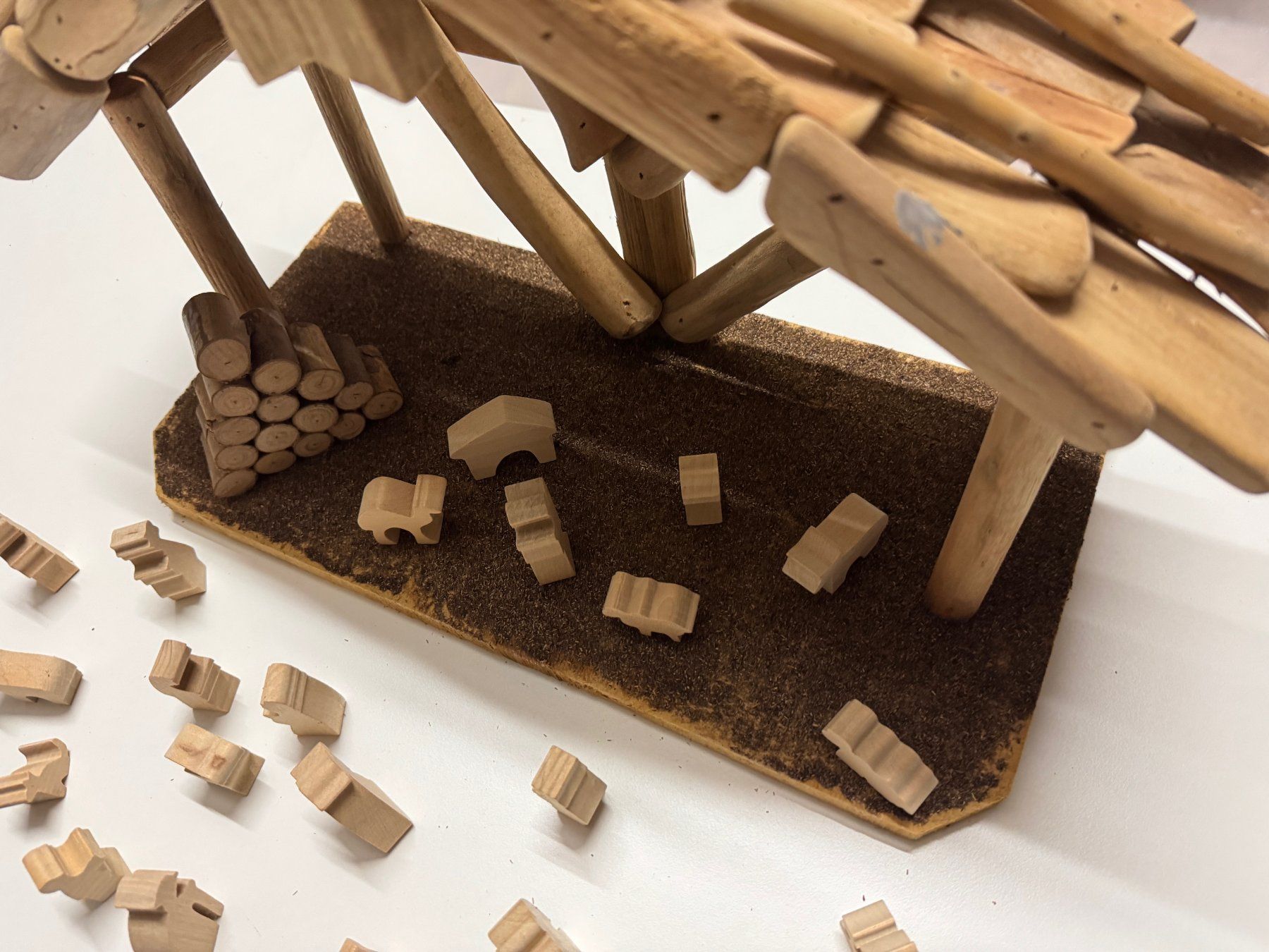 Alle Dekorationen: Krippe mit Figuren aus Holz – Gebraucht aus Wiezikon b. Sirnach von Mobelix 4