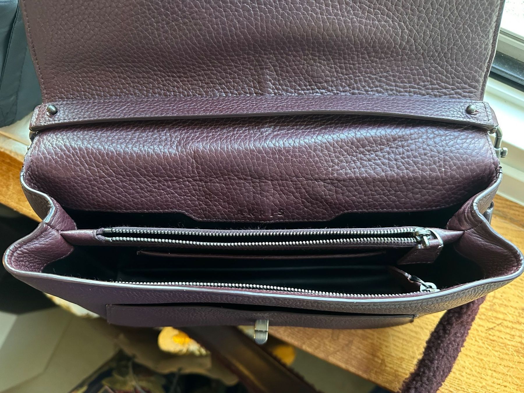 Taschen für Damen: AKRIS original Umhängetasche in Weinrot – Gebraucht aus Luzern von gwand 3