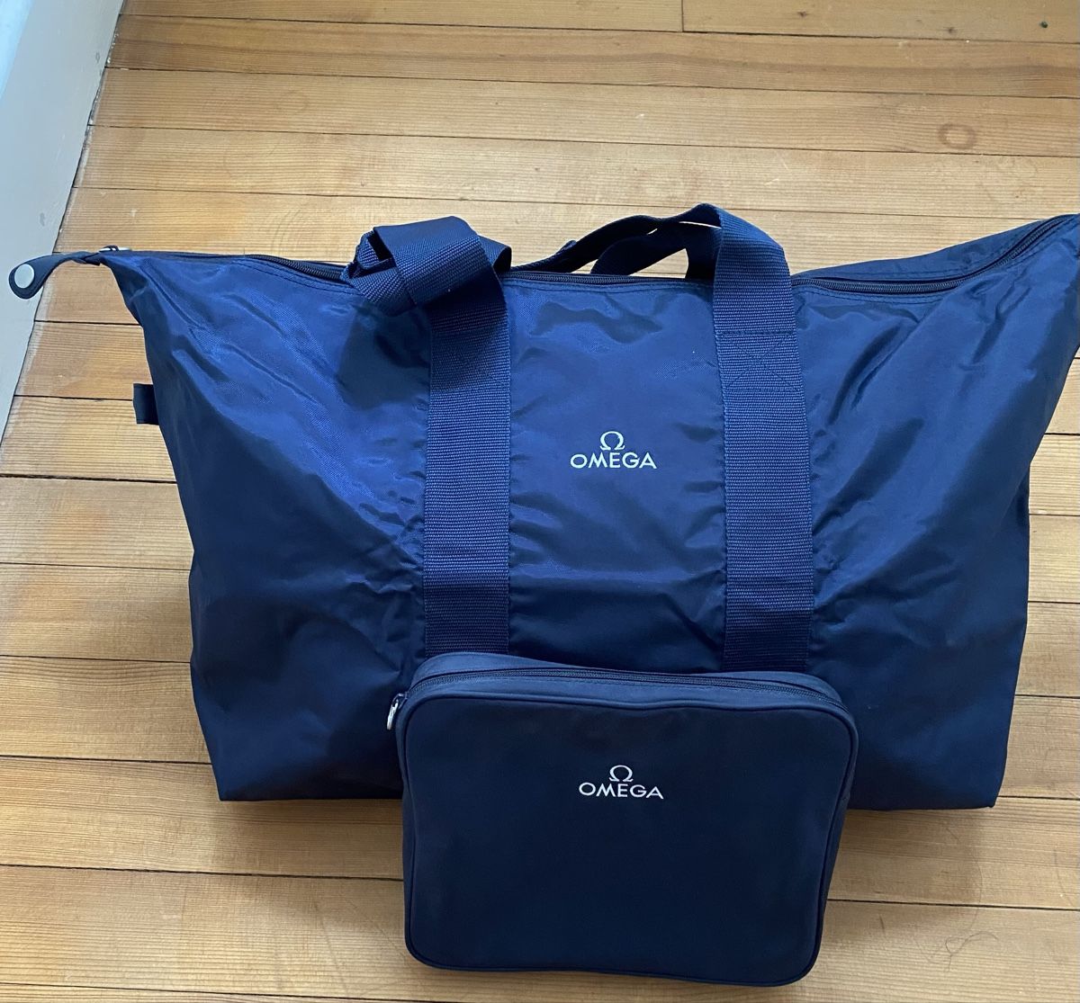 Borse: OMÉGA sac de voyage et trousse – Nuovo e nell'imballaggio originale da Montagny-la-Ville venduto da SecondA6Heuer 1