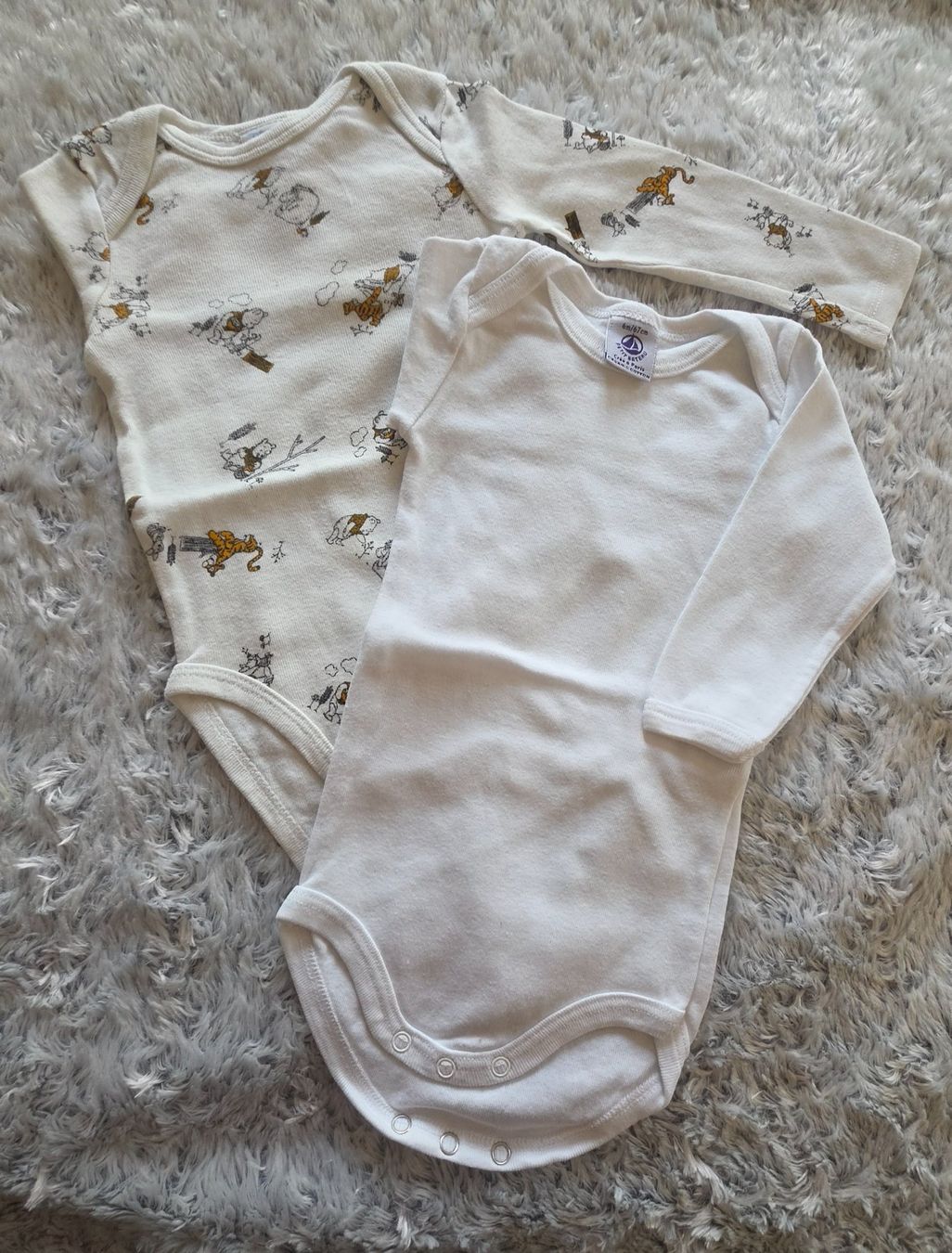 Petit Bateau Lotti & Set di vestiti: 2 bodies manches longues bébé 6 mois – Usato da Chippis venduto da tom_lt6g